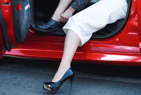 Phụ nữ lái xe ô tô không nên đi giày cao gót