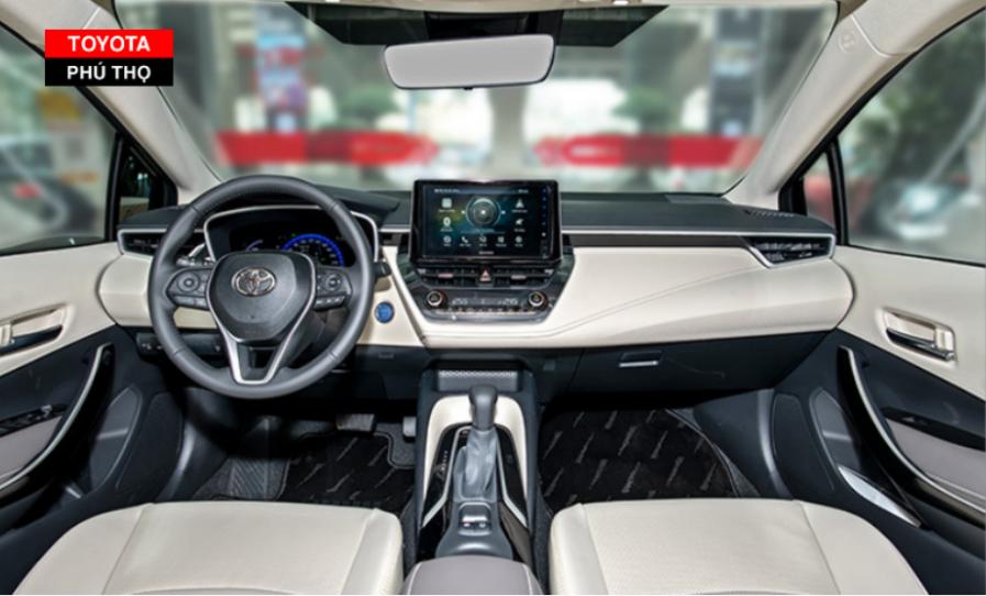 Phần khoang lái của Toyota Altis lại sở hữu màn hình khá nhỏ hẹp