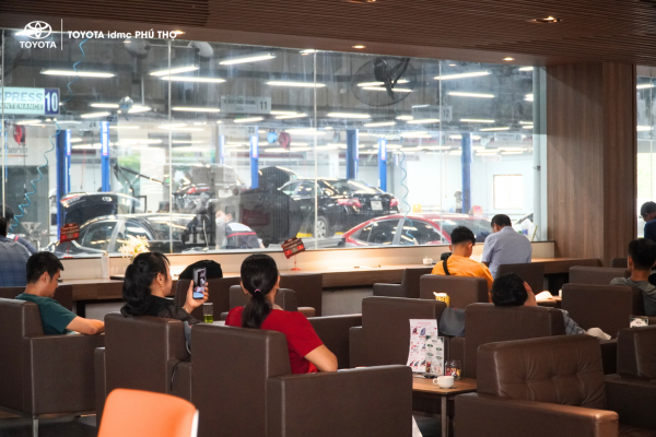 Khach hang tin tuong su dung dich vu tai xuong dich vụ Toyota Phu Tho uy tin