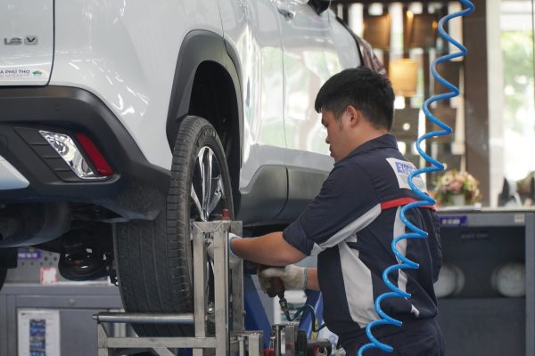 Kỹ thuật viên chuyên nghiệp sử dụng thiết bị hiện đại tại xưởng dịch vụ bảo dưỡng Toyota tại Phú Thọ.