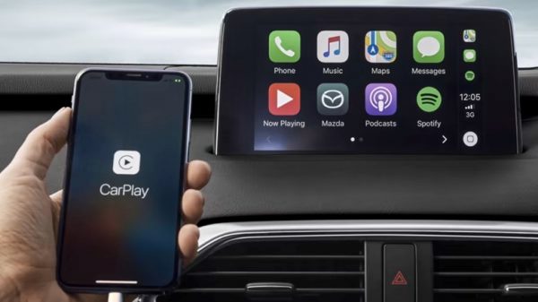 Giao diện Apple CarPlay trên xe Toyota với các ứng dụng bản đồ, nghe nhạc và gọi điện.