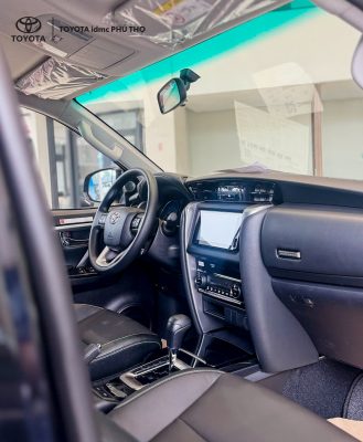 Noi that da cao cap va man hinh giai tri cua xe Toyota Fortuner tai Phu Tho