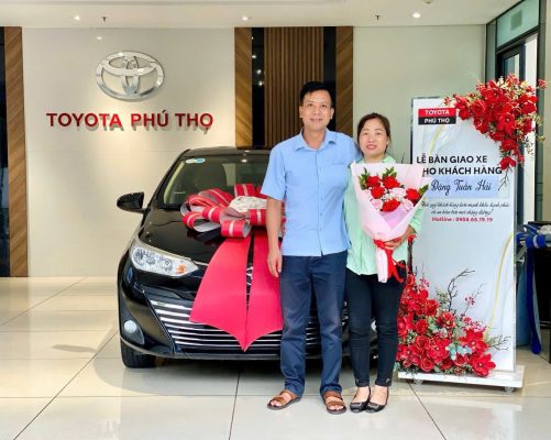 Khoảnh khắc ý nghĩa nhất khi khách hàng nhận bàn giao xe tại Toyota Sure Phú Thọ – nơi chất lượng và sự an tâm được đặt lên hàng đầu.