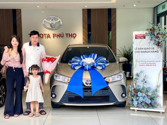 Khoảnh khắc ý nghĩa nhất khi khách hàng nhận bàn giao xe tại Toyota Sure Phú Thọ – nơi chất lượng và sự an tâm được đặt lên hàng đầu.