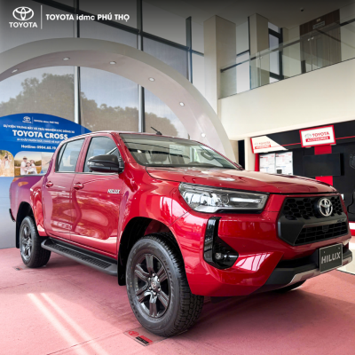 Khach-hang-trai-nghiem-va-lai-thu-xe-Toyota-Hilux-Phu-Tho-tai-dai-ly.