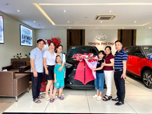Khoảnh khắc ý nghĩa nhất khi khách hàng nhận bàn giao xe tại Toyota Sure Phú Thọ – nơi chất lượng và sự an tâm được đặt lên hàng đầu.