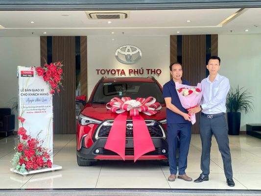Khoảnh khắc ý nghĩa nhất khi khách hàng nhận bàn giao xe tại Toyota Sure Phú Thọ – nơi chất lượng và sự an tâm được đặt lên hàng đầu.