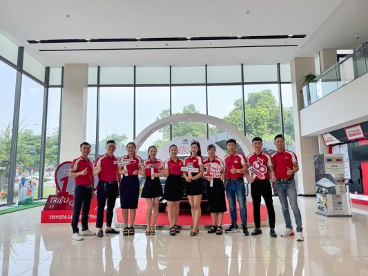 Chuyên viên Toyota Phú Thọ tư vấn các tính năng cho khách hàng trong buổi lái thử xe.