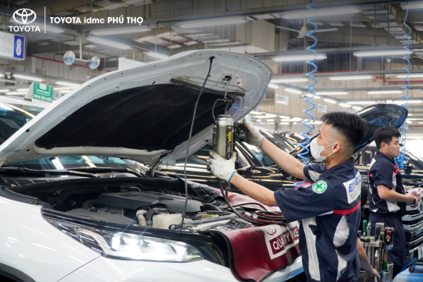 Kỹ thuật viên chuyên nghiệp đang bảo dưỡng xe tại xưởng dịch vụ của đại lý Toyota chính hãng tại Phú Thọ.