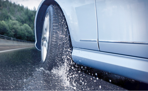 MẸO XỬ LÝ KHI XE BỊ TRƯỢT LỐP TRÊN ĐƯỜNG ƯỚT – Hướng dẫn lái xe an toàn từ Toyota Sure Phú Thọ