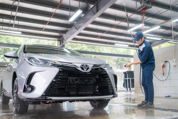 Mẹo rửa xe đúng cách để bảo vệ sơn Toyota