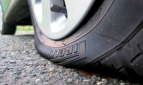 Thủng lốp ô tô – bình tĩnh xử lý chỉ với 5 bước: gọi cứu hộ Toyota Phú Thọ hỗ trợ