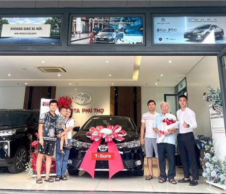 Khoảnh khắc ý nghĩa nhất khi khách hàng nhận bàn giao xe tại Toyota Sure Phú Thọ – nơi chất lượng và sự an tâm được đặt lên hàng đầu.