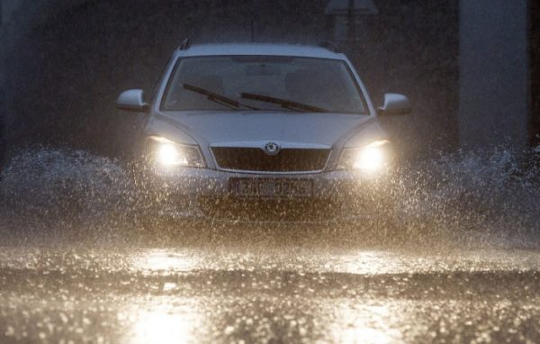 Mẹo lái xe an toàn mùa mưa bão cùng Toyota Sure Phú Thọ