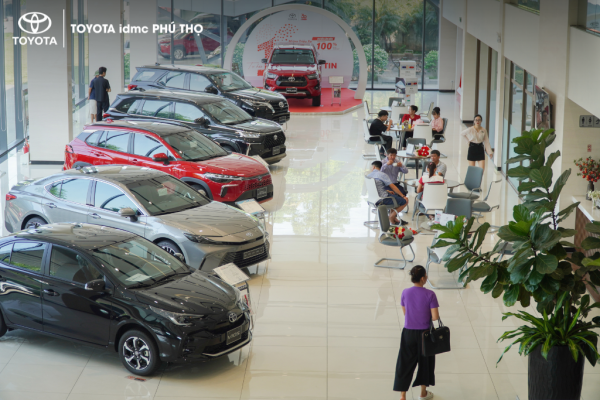 Khách hàng đang được tư vấn chuyên nghiệp trong trải nghiệm dịch vụ tại Toyota Phú Thọ.