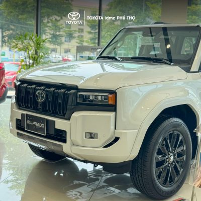 Cận cảnh phần đầu xe Toyota Prado 2025 với lưới tản nhiệt crom và cụm đèn LED đầy uy lực.