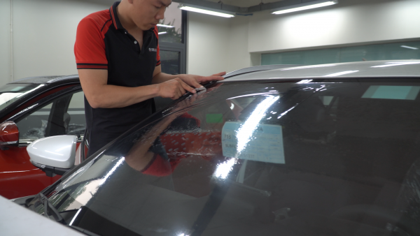 Một chiếc xe được dán phim cách nhiệt ô tô tại Phú Thọ, giúp chống lại cái nắng nóng gay gắt của mùa hè.