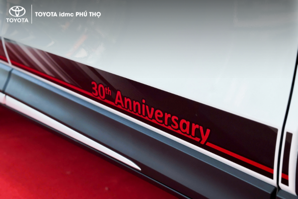 Chi tiết logo 30 năm độc quyền trên xe Toyota Yaris Cross Phiên Bản Giới Hạn.