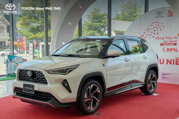 Toyota Yaris Cross Phiên Bản Giới Hạn đang trưng bày tại showroom Toyota Phú Thọ.