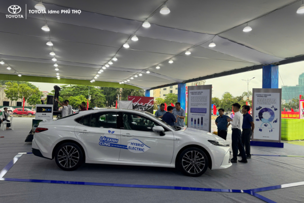 Khách hàng đang trải nghiệm các mẫu xe mới trong Sự kiện trưng bày xe Toyota Phú Thọ.