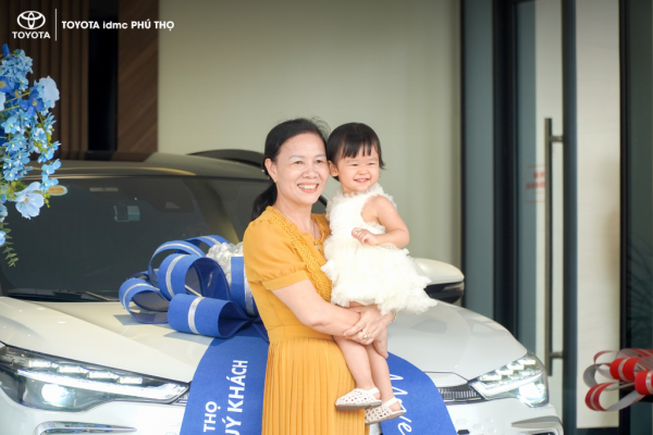 Nụ cười rạng rỡ của khách hàng khi nhận xe Toyota tại Phú Thọ