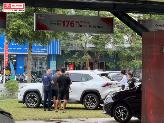 LỢI ÍCH KÉP CÙNG CHƯƠNG TRÌNH THU CŨ ĐỔI MỚI 1 Khách hàng tại Toyota Sure Phú Thọ trải nghiệm lợi ích kép cùng chương trình thu cũ đổi mới