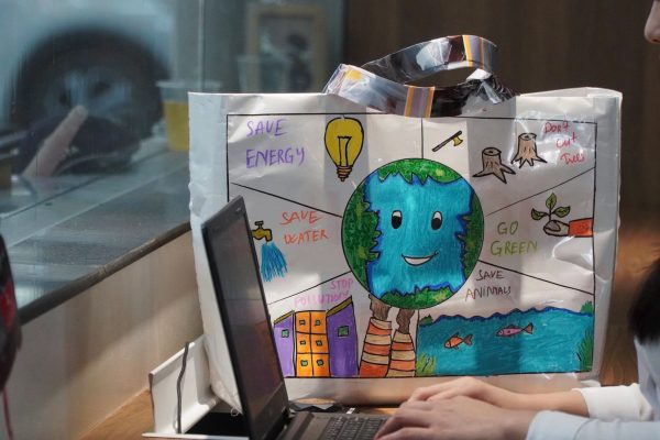 Sản phẩm túi tái chế từ standee trong hoạt động môi trường Toyota Phú Thọ