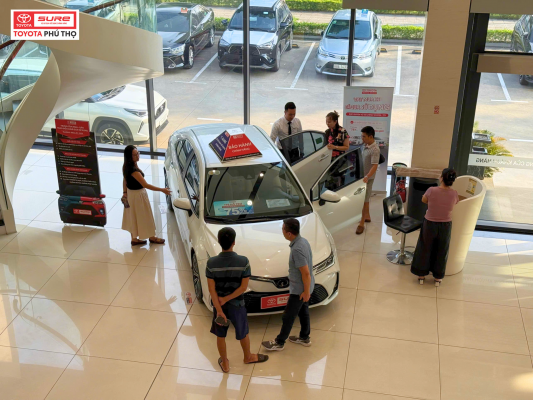 Khách hàng tại Toyota Sure Phú Thọ trải nghiệm lợi ích kép cùng chương trình thu cũ đổi mới
