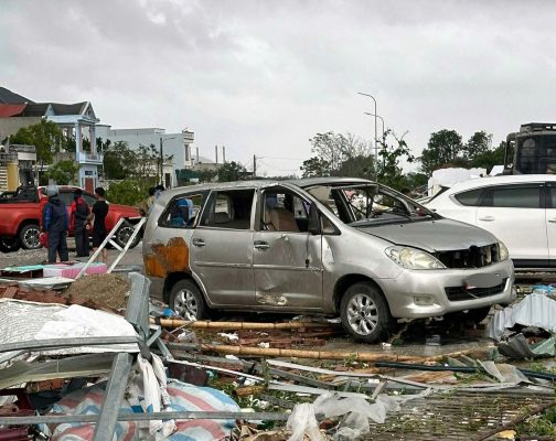 Dịch vụ chăm sóc xe bị ngập nước trong gói Hỗ Trợ Khách Hàng Mùa Mưa Bão của Toyota Phú Thọ.