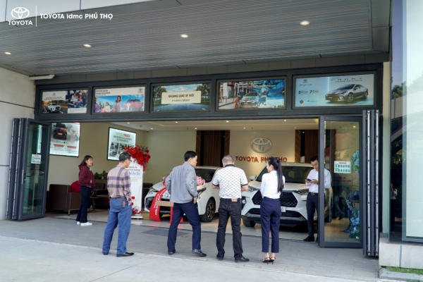 Khoảnh khắc giao xe rạng rỡ tại Toyota Phú Thọ