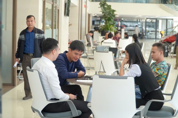 Showroom Toyota Phú Thọ rộn ràng khách hàng