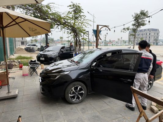 SỬA CHỮA LƯU ĐỘNG TOYOTA PHÚ THỌ THÁNG 12 – CHĂM SÓC XE TẬN NƠI TẠI HẠ HÒA, YÊN LẬP, THỊ XÃ PHÚ THỌ 4 Kỹ thuật viên Toyota Phú Thọ kiểm tra xe trong chương trình sửa chữa lưu động