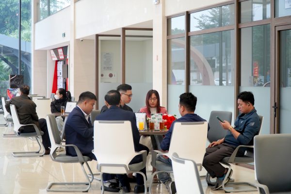 Khuyến mãi Toyota tháng 1/2026: Ưu Đãi Kép Chào Năm Mới Rực Rỡ 2 Khách hàng hào hứng chốt đơn xe Vios nhờ ưu đãi từ chương trình Khuyến mãi Toyota tháng 1/2026