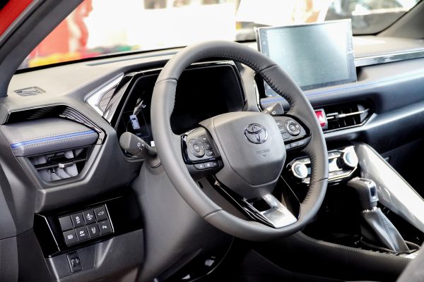 Toyota Yaris Cross Hybrid 2026 – SUV Đô Thị Tiết Kiệm Nhiên Liệu, Vận Hành Êm Ái 3 Khoang lái Toyota Yaris Cross Hybrid 2026 với màn hình giải trí trung tâm