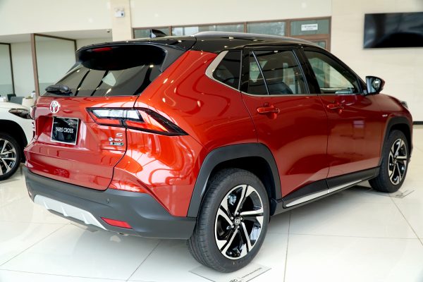 Toyota Yaris Cross Hybrid 2026 – SUV Đô Thị Tiết Kiệm Nhiên Liệu, Vận Hành Êm Ái 4 Tổng thể thiết kế Toyota Yaris Cross Hybrid 2026 nhìn từ phía sau