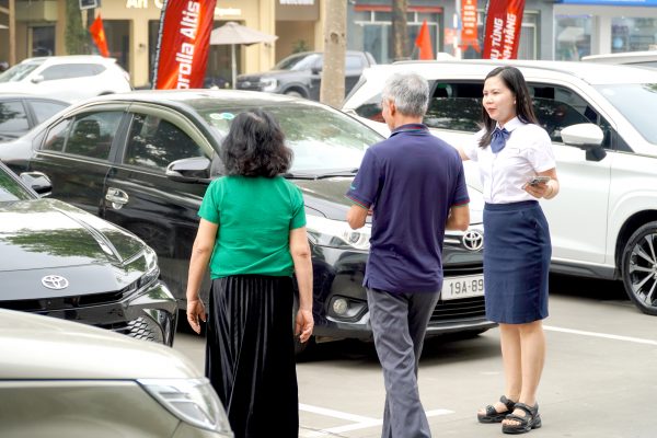 Toyota Hybrid Electric – Giải pháp tiết kiệm nhiên liệu trước biến động giá xăng 2 Khách hàng đến Toyota Phú Thọ lái thử Toyota Hybrid Electric