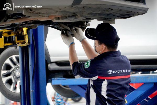 3 DẤU HIỆU CẦN BẢO DƯỠNG ĐIỀU HÒA Ô TÔ NGAY LẬP TỨC TẠI TOYOTA PHÚ THỌ 2 kiem tra bao duong dieu hoa o to tai toyota phu tho