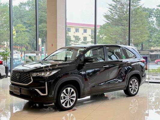 TOYOTA INNOVA CROSS – VỮNG LỰA CHỌN, CHỞ TRỌN YÊU THƯƠNG TRÊN MỌI HÀNH TRÌNH 2 xe gia dinh toyota innova cross an toan ben bi