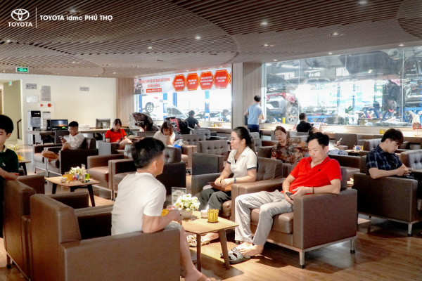 Toyota Phú Thọ nhộn nhịp đầu tuần: Showroom và xưởng dịch vụ hoạt động hết công suất 2 3 - Toyota Phú Thọ