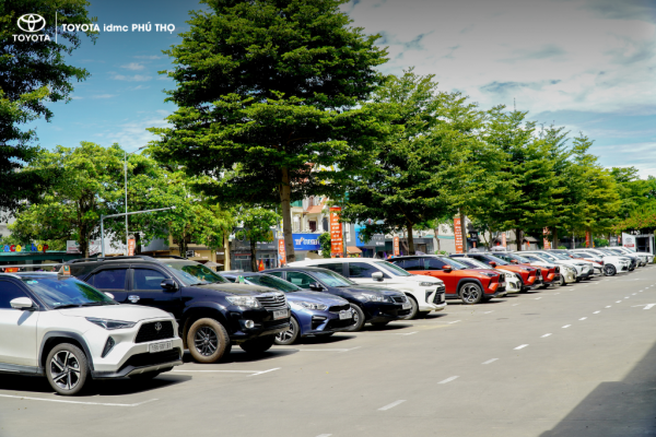 Toyota Phú Thọ nhộn nhịp đầu tuần: Showroom và xưởng dịch vụ hoạt động hết công suất 5 Toyota Phú Thọ phục vụ khách hàng tại showroom và xưởng dịch vụ trong ngày đầu tuần