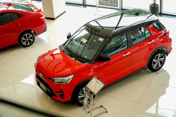 TOYOTA RAIZE ĐỎ NÓC ĐEN – NHỎ GỌN NHƯNG KHÓ MÀ “MỜ NHẠT” 1 Toyota Raize Đỏ nóc đen nổi bật trong phân khúc SUV đô thị