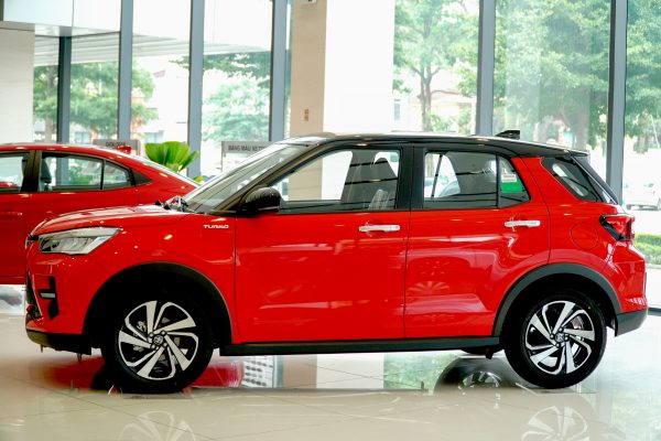 TOYOTA RAIZE ĐỎ NÓC ĐEN – NHỎ GỌN NHƯNG KHÓ MÀ “MỜ NHẠT” 2 Toyota Raize phối màu đỏ đen trẻ trung hiện đại