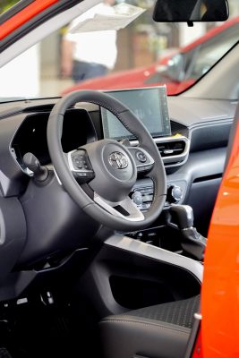 TOYOTA RAIZE ĐỎ NÓC ĐEN – NHỎ GỌN NHƯNG KHÓ MÀ “MỜ NHẠT” 4 Nội thất Toyota Raize Đỏ nóc đen hiện đại và tiện nghi