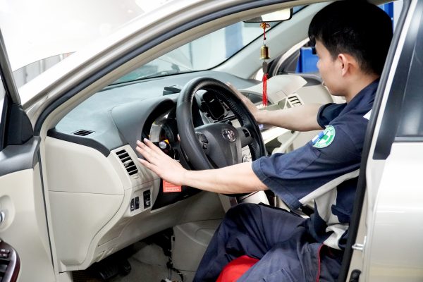 Bảo dưỡng Toyota Phú Thọ tháng 7/2026: Ưu đãi hấp dẫn giúp chăm xe tiết kiệm hơn 2 Kỹ thuật viên Toyota Phú Thọ kiểm tra và bảo dưỡng điều hòa ô tô trong chương trình ưu đãi dịch vụ tháng 7.