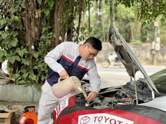 Mobile Service Toyota Phú Thọ tại Đoan Hùng ngày 20/08/2026 2 Kỹ thuật viên Toyota kiểm tra xe tại chương trình sửa chữa lưu động ở Đoan Hùng