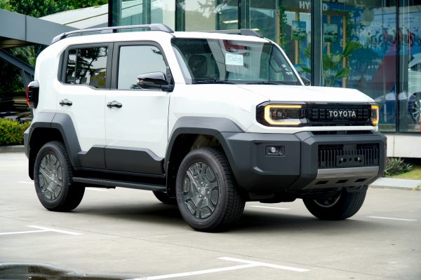 Toyota Land Cruiser FJ – Sẵn sàng chinh phục đa dạng địa hình 2 Toyota Land Cruiser FJ với thiết kế SUV off-road mạnh mẽ