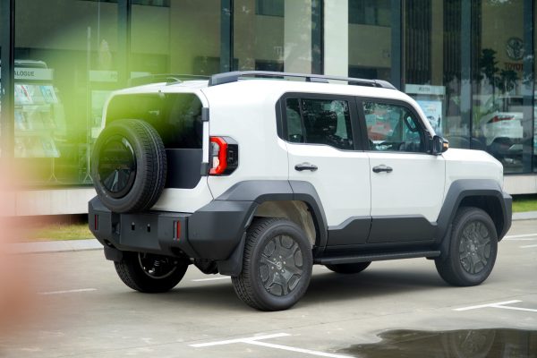 Toyota Land Cruiser FJ – Sẵn sàng chinh phục đa dạng địa hình 3 Thiết kế phía sau Toyota Land Cruiser FJ với lốp dự phòng