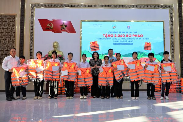 Toyota Phú Thọ đồng hành cùng Quỹ Toyota Việt Nam chung tay vì an toàn cộng đồng mùa mưa lũ 1 Toyota Phú Thọ đồng hành cùng Quỹ Toyota Việt Nam trao tặng áo phao vì an toàn cộng đồng